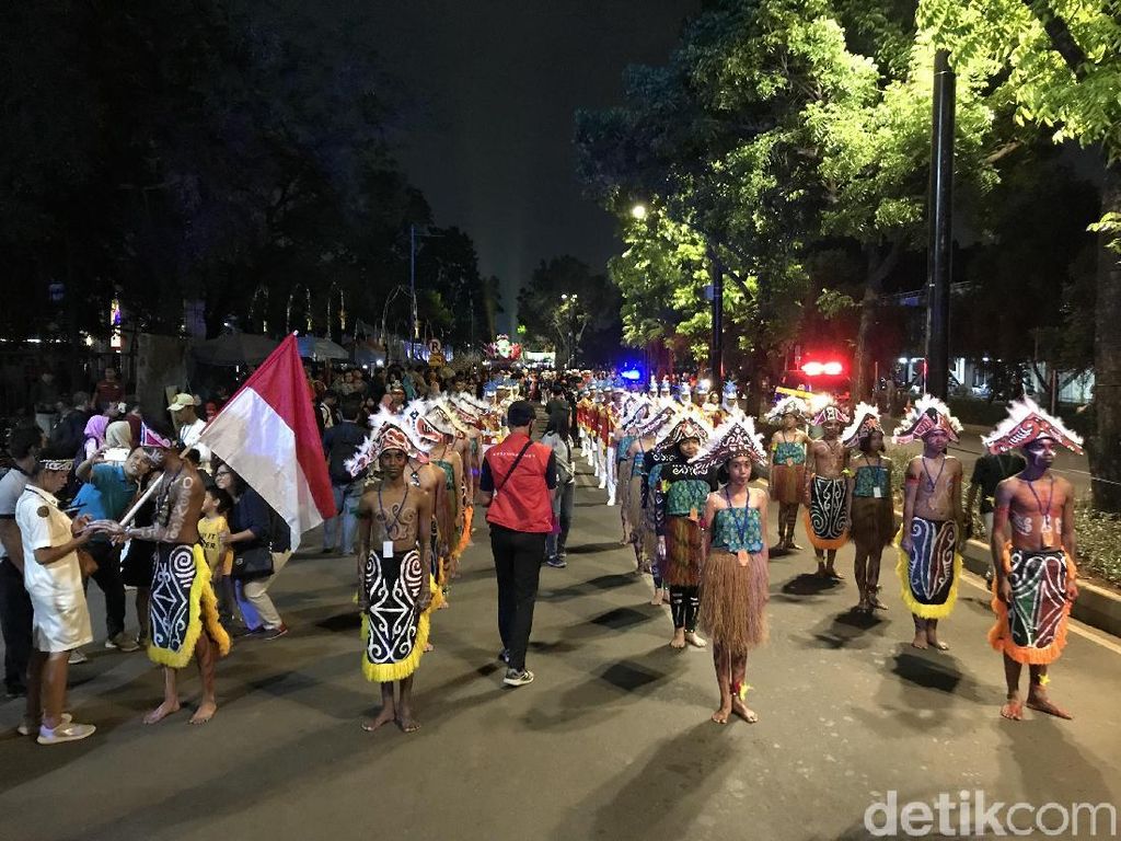 Berpakaian Adat Papua, Mendikbud Lepas Pawai Kedigdayaan Nusantara