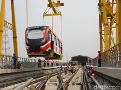 Melihat Lagi Kereta LRT Jabodebek yang Sudah Sampai Jakarta
