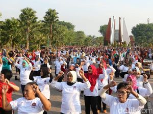 Warga Mojokerto Sambut Pelantikan Jokowi dengan Senam Cinta Damai