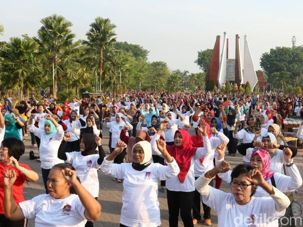 Warga Mojokerto Sambut Pelantikan Jokowi dengan Senam Cinta Damai Warga Mojokerto Sambut Pelantikan Jokowi dengan Senam Cinta Damai