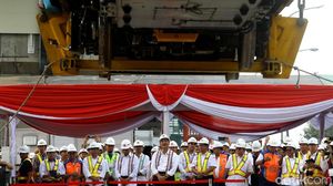Momen Luhut dan Budi Karya Cek Pengangkatan Kereta LRT Jabodebek