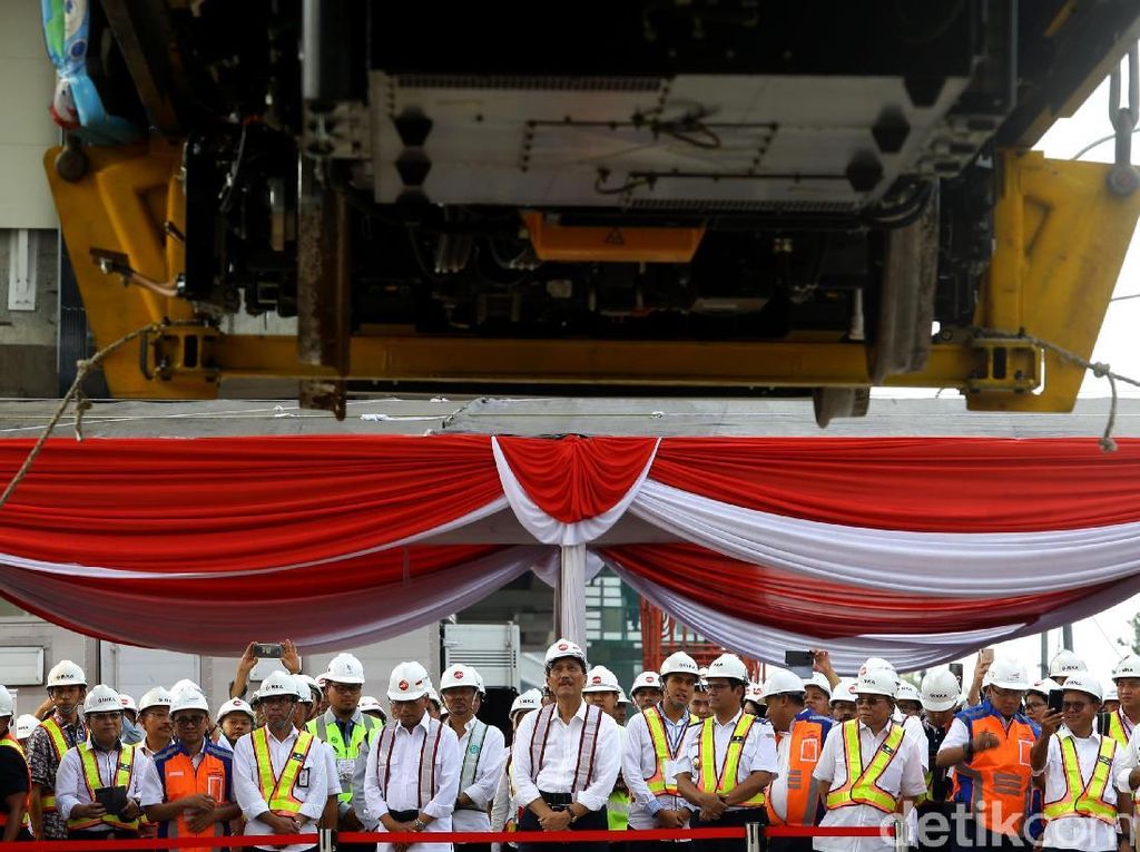 Momen Luhut dan Budi Karya Cek Pengangkatan Kereta LRT Jabodebek Momen Luhut dan Budi Karya Cek Pengangkatan Kereta LRT Jabodebek