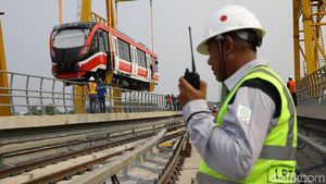 Akhirnya! Kereta LRT Terakhir Sudah Diangkut ke Lintasan