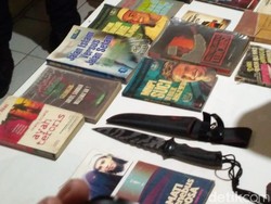 Polisi Pamerkan Barang Bukti Hasil Sitaan dari Kelompok JAD