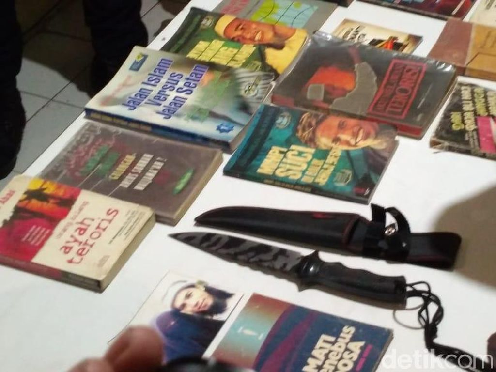 Polisi Pamerkan Barang Bukti Hasil Sitaan dari Kelompok JAD Polisi Pamerkan Barang Bukti Hasil Sitaan dari Kelompok JAD