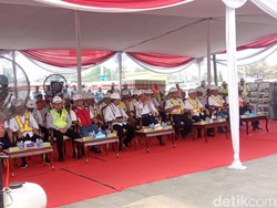 Luhut dan Budi Karya Cek Pengangkatan Kereta LRT Jabodebek ke Rel