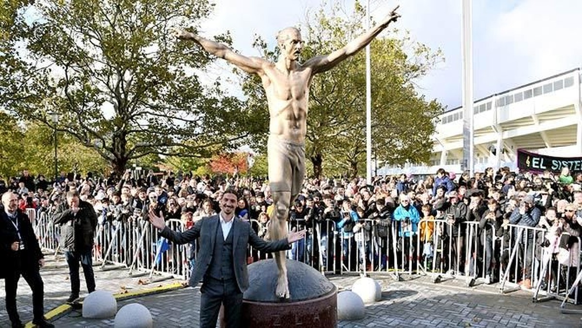 Zlatan Ibrahimovic mengecam oknum yang merobohkan patung dirinya. (Foto: Reuters)