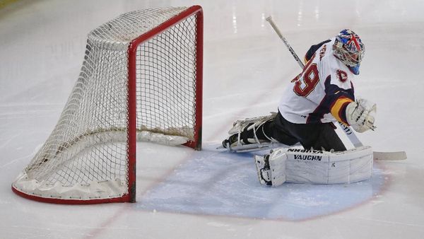 Petr Cech: Jago di Lapangan Rumput, Oke Juga di Hoki Es