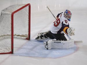 Petr Cech: Jago di Lapangan Rumput, Oke Juga di Hoki Es