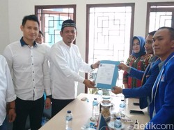 Pilwalkot Cilegon, Pesinetron Lian Firman Serahkan Formulir ke NasDem