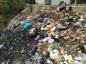 Jorok! Ada Tumpukan Sampah di Bawah Fly Over Cibinong