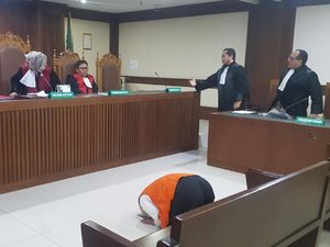 Pemviral Video Penggal Jokowi yang Divonis Bebas Langsung Sujud Syukur Pemviral Video Penggal Jokowi yang Divonis Bebas Langsung Sujud Syukur
