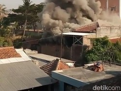 Kebakaran Melalap Rumah di Belakang SMA 24 Bandung