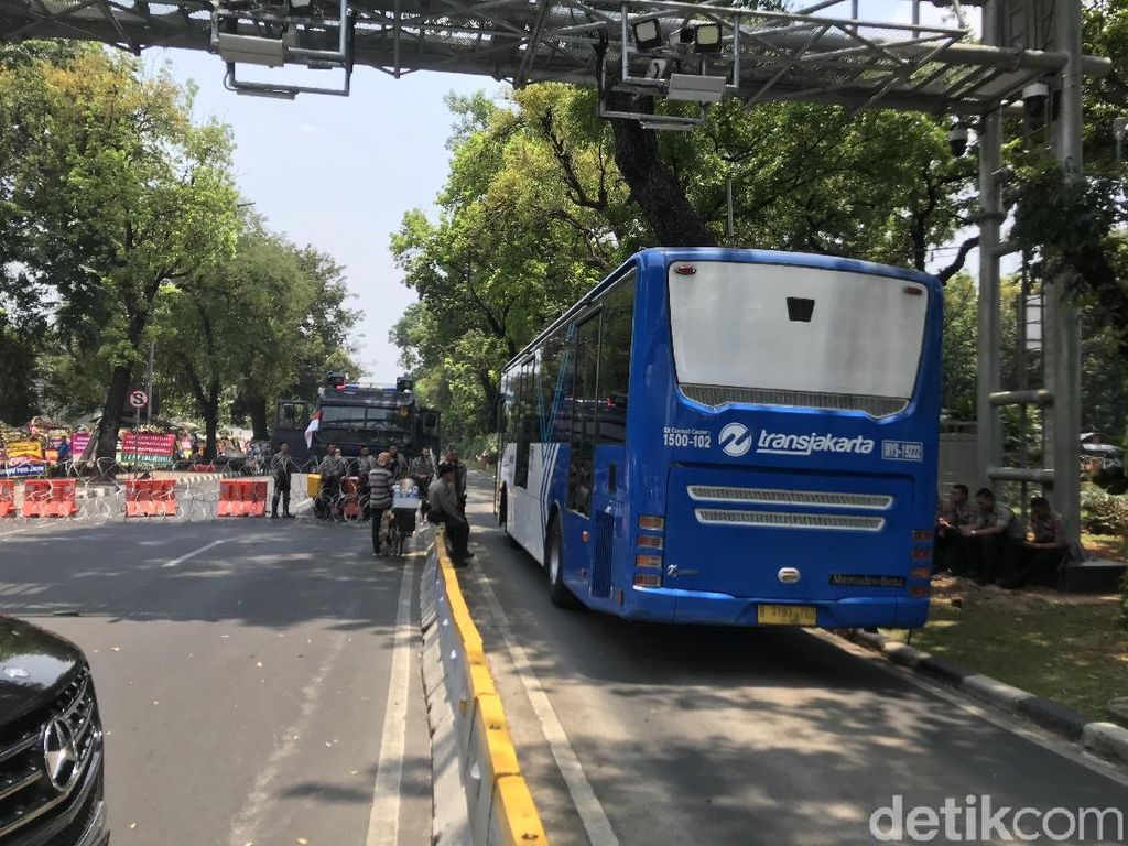 Jalan Medan Merdeka Barat Ditutup, TransJakarta Masih Bisa Melintas Jalan Medan Merdeka Barat Ditutup, TransJakarta Masih Bisa Melintas