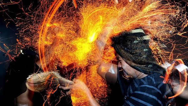 Melihat Tradisi Perang Api di Pulau Dewata Bali