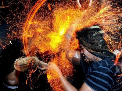 Melihat Tradisi Perang Api di Pulau Dewata Bali