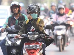 Kala Warga Banjarmasin Beraktivitas di Tengah Kabut Asap