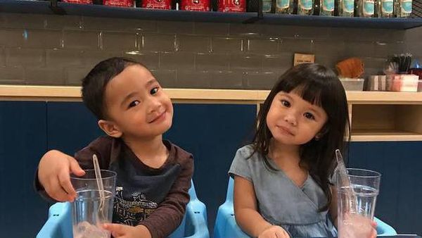 10 Potret Lucu dan Imut Anak Artis Saat Makan yang Bikin Gemas