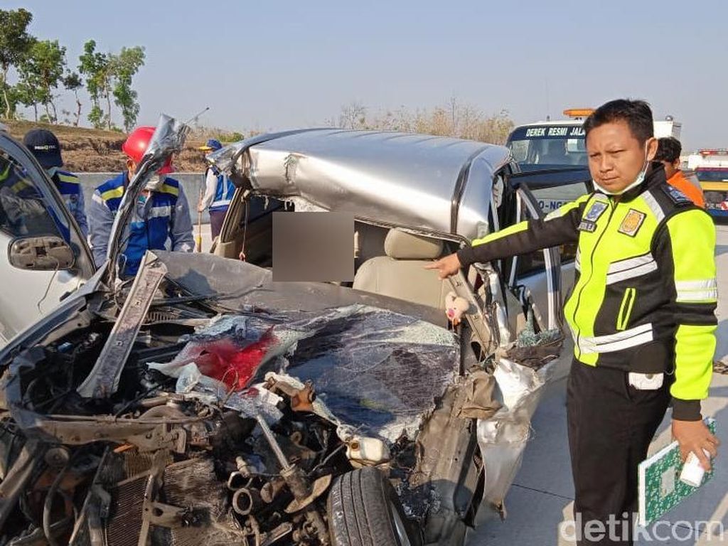 Pengemudi MPV Tewas Usai Mobilnya Tabrak Truk Parkir di Tol Ngawi Pengemudi MPV Tewas Usai Mobilnya Tabrak Truk Parkir di Tol Ngawi