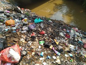 Sampah Menumpuk di Bawah Flyover Cibinong, Lurah Pabuaran: Itu Orang Luar
