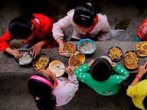 Makan Terlalu Lama, Murid TK di China Dipaksa Makan Dalam Toilet Kotor Makan Terlalu Lama, Murid TK di China Dipaksa Makan Dalam Toilet Kotor