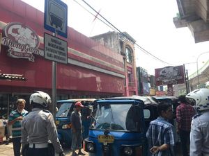 Di Pasar Mayestik, Bajaj Boleh Mangkal Maksimal 4 Kendaraan Di Pasar Mayestik, Bajaj Boleh Mangkal Maksimal 4 Kendaraan