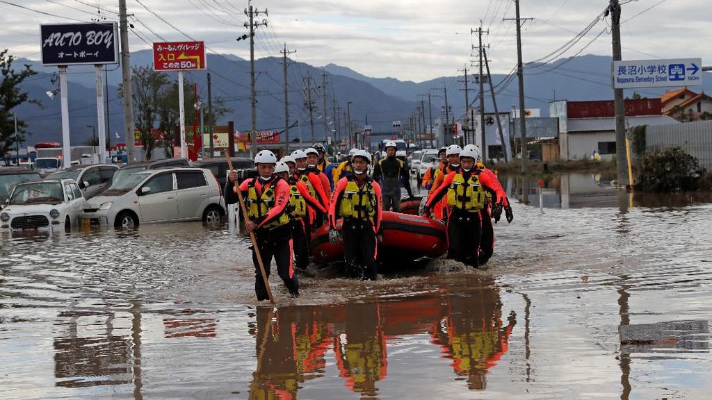 Proses Evakuasi Korban Topan Hagibis Terus Dilakukan Proses Evakuasi Korban Topan Hagibis Terus Dilakukan