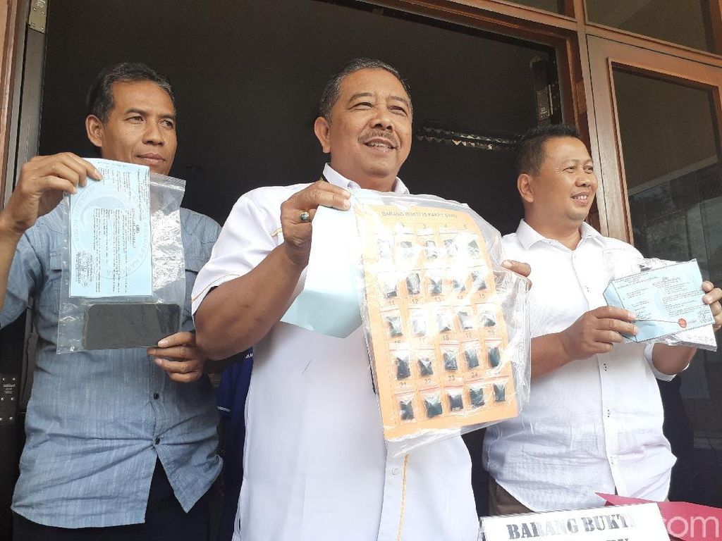 Edarkan 25 Paket Sabu di Pedesaan, Dukun DIciduk Polisi Cimahi Edarkan 25 Paket Sabu di Pedesaan, Dukun DIciduk Polisi Cimahi