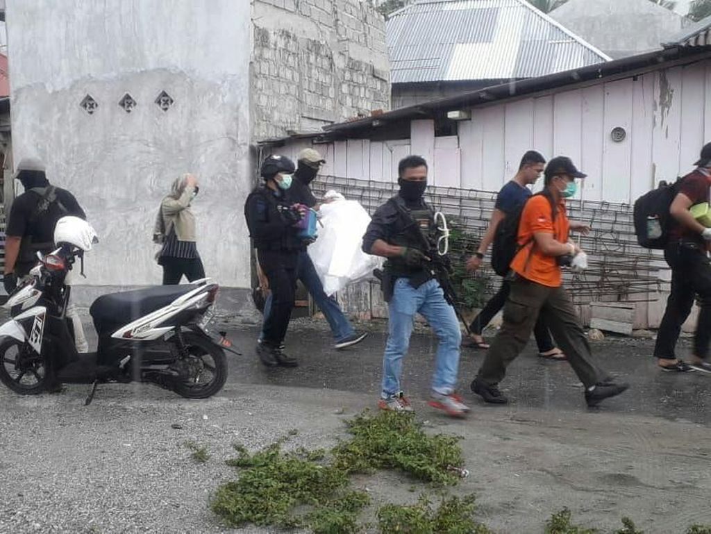 Densus 88 Bekuk Dua Orang Penyokong MIT Densus 88 Bekuk Dua Orang Penyokong MIT