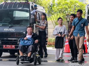 Suami-Istri Tersangka Suap Proyek Air Minum Diperiksa KPK Suami-Istri Tersangka Suap Proyek Air Minum Diperiksa KPK