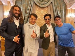 Shah Rukh Khan Pose Bareng Jackie Chan dan Jason Momoa Shah Rukh Khan Pose Bareng Jackie Chan dan Jason Momoa