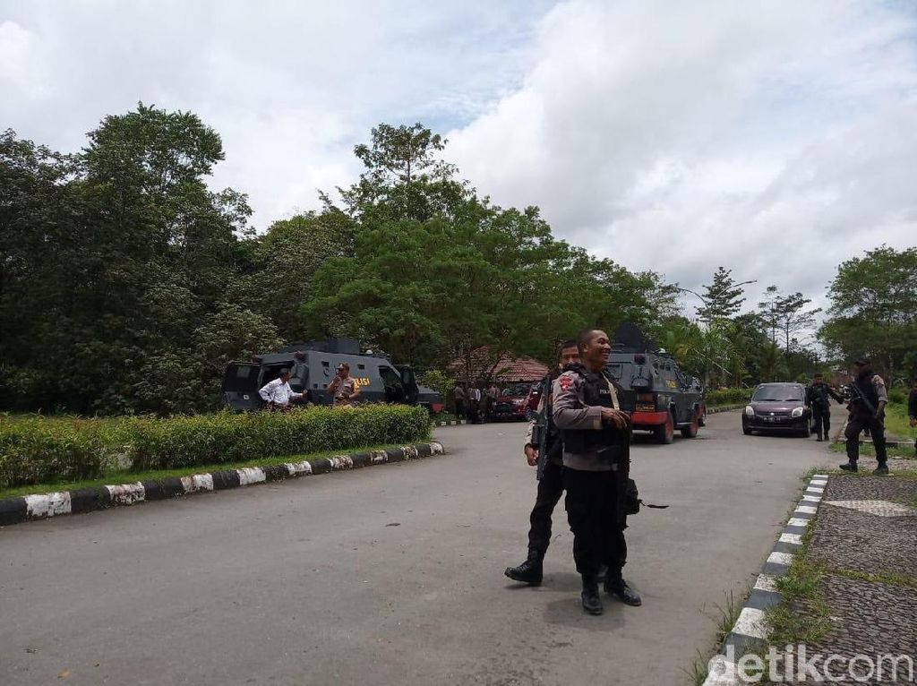 Polisi Sebut Pria Diduga Provokator Blokir Jalan di Timika Mau Jadi Pahlawan Polisi Sebut Pria Diduga Provokator Blokir Jalan di Timika Mau Jadi Pahlawan