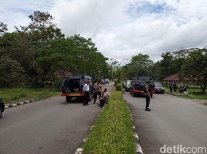 Lepas Tembakan Peringatan, Polisi Bubarkan Pelajar Timika Pemblokir Jalan