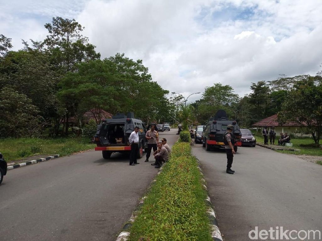 Lepas Tembakan Peringatan, Polisi Bubarkan Pelajar Timika Pemblokir Jalan Lepas Tembakan Peringatan, Polisi Bubarkan Pelajar Timika Pemblokir Jalan