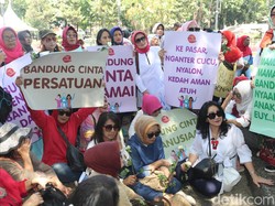 Resah dengan Kondisi Bandung, Ibu-ibu Gelar Aksi Damai di Balai Kota