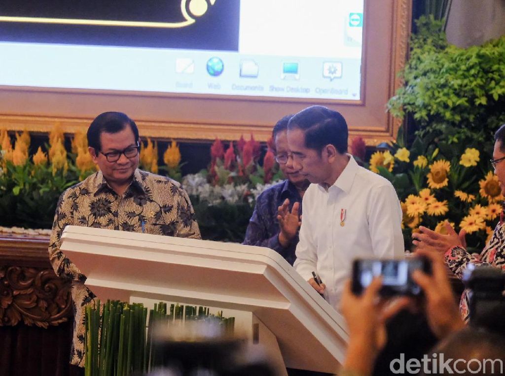 Resmikan Tol Langit, Jokowi Minta Pejabat Hati-hati Jaga Data Konsumen Resmikan Tol Langit, Jokowi Minta Pejabat Hati-hati Jaga Data Konsumen