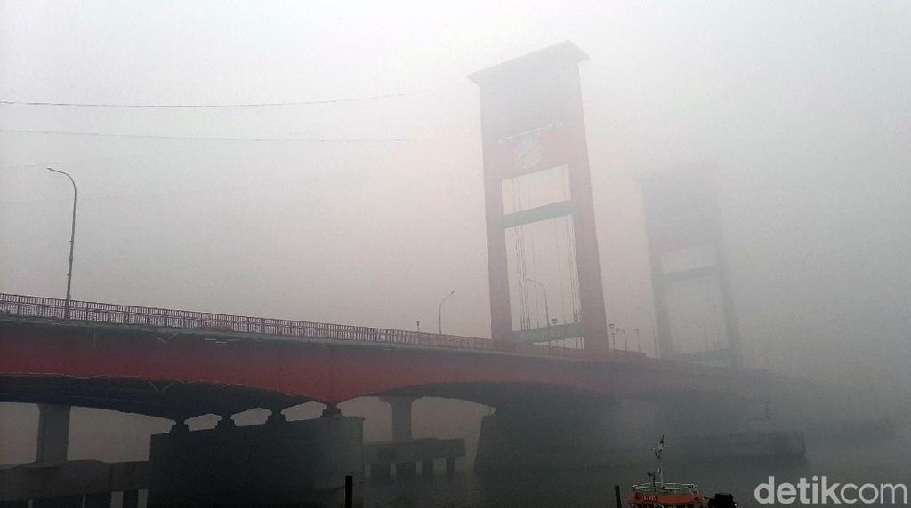 Jembatan Ampera Hilang Tertutup Kabut Asap