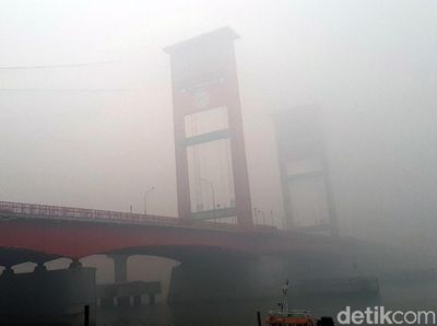 Jembatan Ampera Hilang Tertutup Kabut Asap
