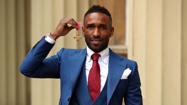 Jermain Defoe saat mendapat penghargaan Officer of the Order of the British Empire (OBE) pada 2018. (