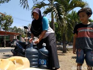 Kekeringan, Warga Banyuwangi Rela Antre di Sumur Tetangga Kekeringan, Warga Banyuwangi Rela Antre di Sumur Tetangga