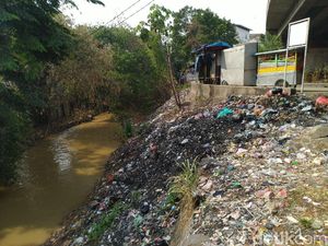 Sampah Numpuk di Bawah Flyover Cibinong, DLH Minta RT/RW Tanggung Jawab