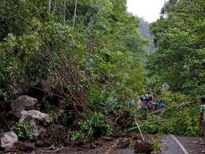 Jalur Lintas Barat Selatan Aceh Tertutup Longsor, Lalin Macet