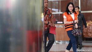 Penyuap Bupati Bengkayang Kok Senyum-senyum Aja
