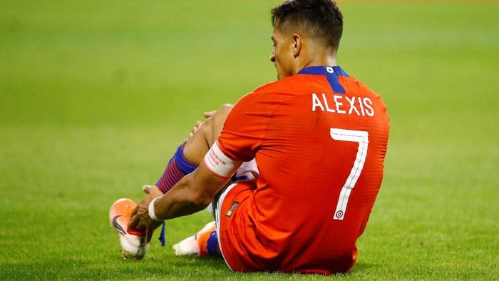 Penyerang Inter Milan, Alexis Sanchez, mengalami cedera pergelangan kaki saat memperkuat timnas Chile (Foto: Javier Barbancho/Reuters)