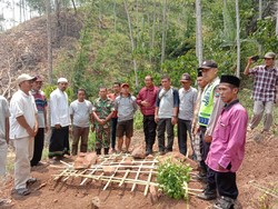 Khawatir Dibongkar Anaknya Lagi, Warga Bergantian Jaga Makam Ibu