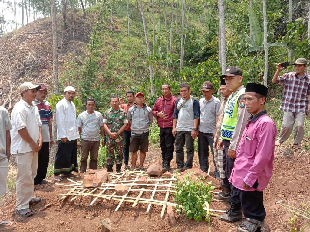 Khawatir Kembali Dibongkar Anaknya, Makam Ibu di Probolinggo Akan Dibeton Khawatir Kembali Dibongkar Anaknya, Makam Ibu di Probolinggo Akan Dibeton