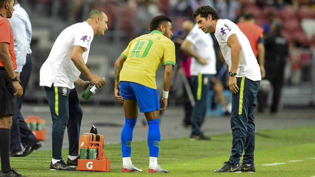 Neymar cedera saat membela Brasil di laga persahabatan melawan Nigeria (Foto: AFP/Roslan RAHMAN)