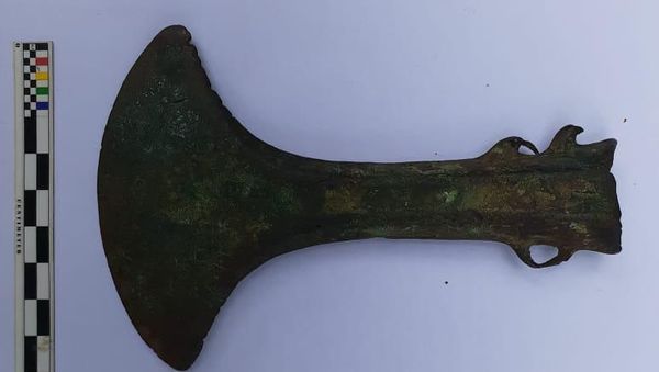 Foto: Penampakan Kapak Zaman Purba di Papua