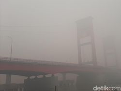 Palembang Diselimuti Kabut Asap Pekat, Begini Respons Gubernur Sumsel