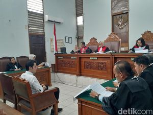 Kriss Hatta Lemas Eksepsi Ditolak JPU Kriss Hatta Lemas Eksepsi Ditolak JPU